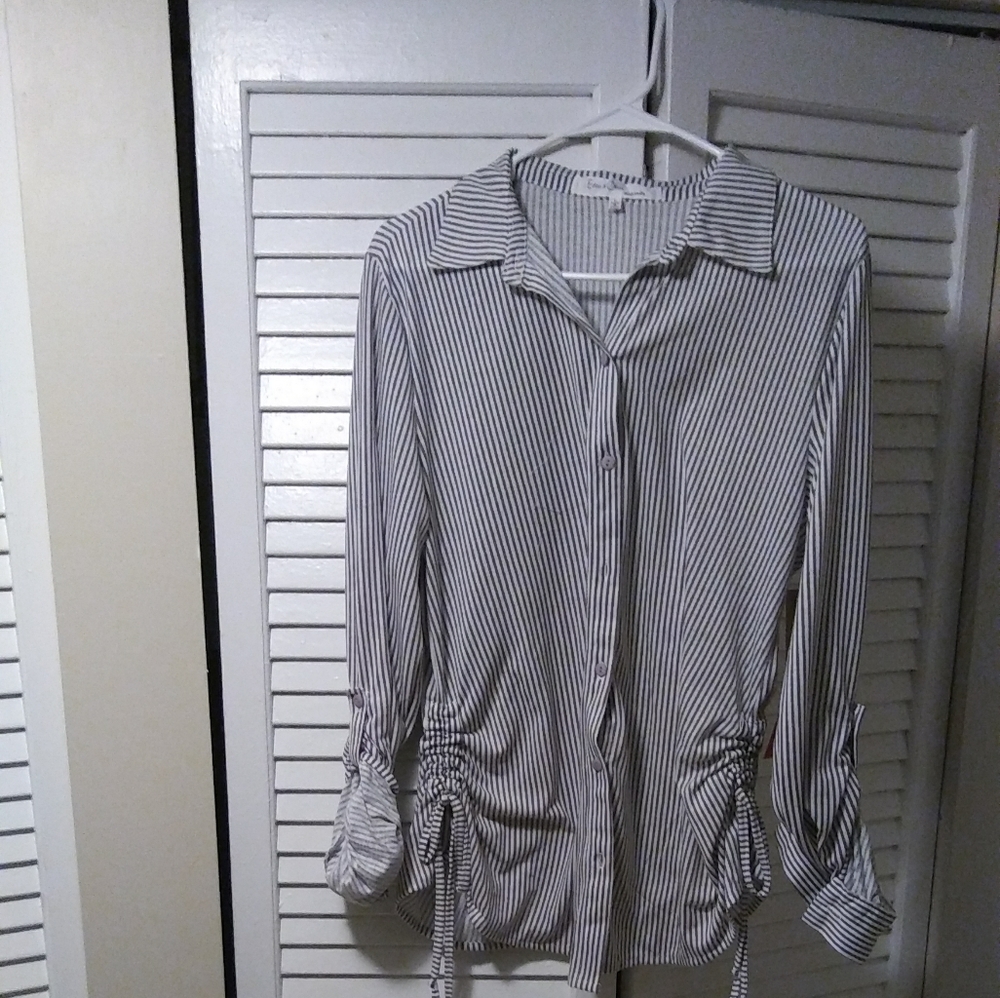 White and gray stripped adjustable sleaved top